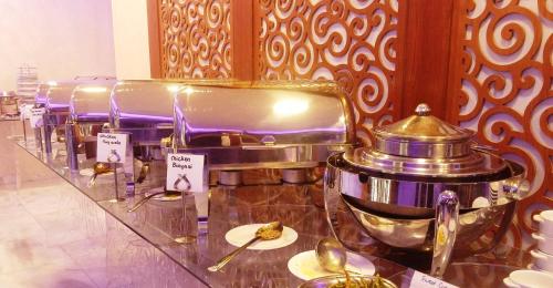 クウェートにあるKuwait Continental Hotelのカウンターの上に並んだ銀のボウルとスプーン