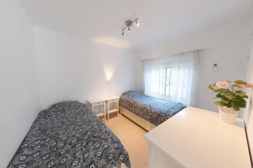 - une petite chambre avec 2 lits et une fenêtre dans l'établissement Villa Marysol sleeps 6, à Fuengirola