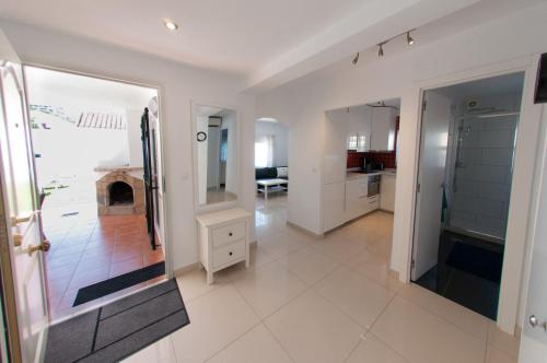 - une grande salle de bains avec des murs blancs et un grand miroir dans l'établissement Villa Marysol sleeps 6, à Fuengirola