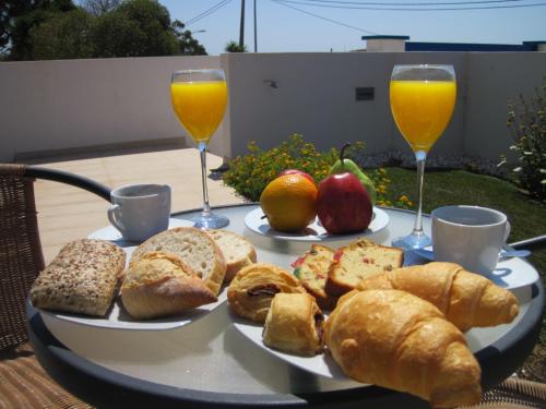 As opções de pequeno-almoço disponíveis para os hóspedes de Hotel Mira Sagres