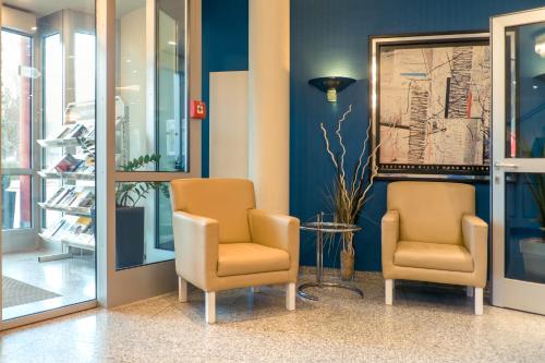 two chairs and a table in a lobby at Hotel Stuttgart Sindelfingen City by Tulip Inn in Sindelfingen