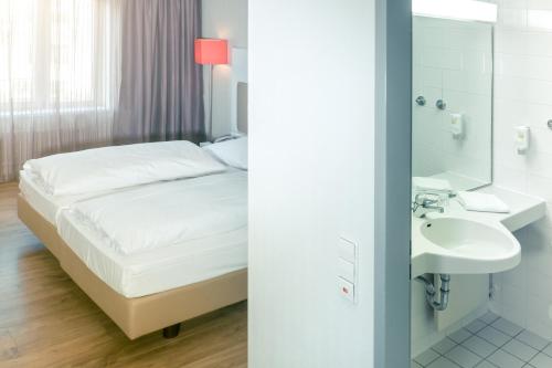 Een badkamer bij Hotel Stuttgart Sindelfingen City by Tulip Inn