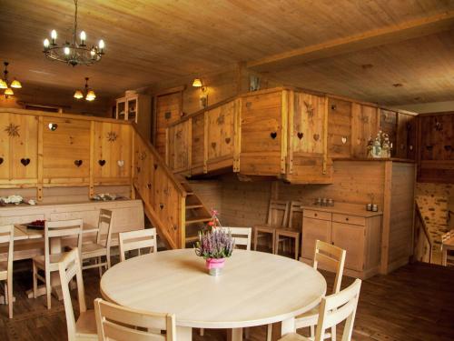 une cuisine et une salle à manger avec une table et des chaises dans l'établissement Mansion in Albertville near Ski Slopes, à Mercury