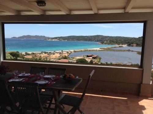 a dining room with a table and a view of the ocean at Molarotto in Porto Taverna