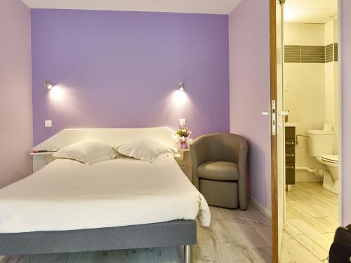 - une chambre avec des murs violets, un lit et une chaise dans l'établissement Grands Chênes du Parc, à Amnéville