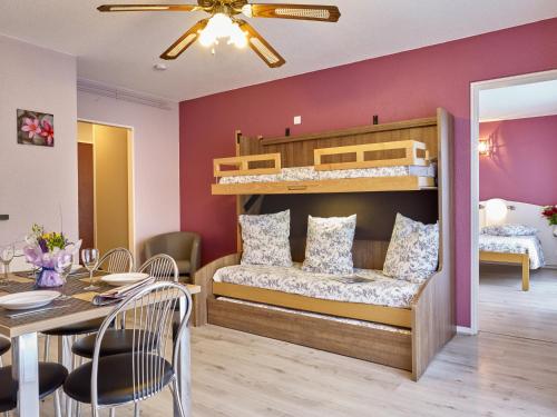 - une chambre avec des lits superposés et une salle à manger dans l'établissement Grands Chênes du Parc, à Amnéville