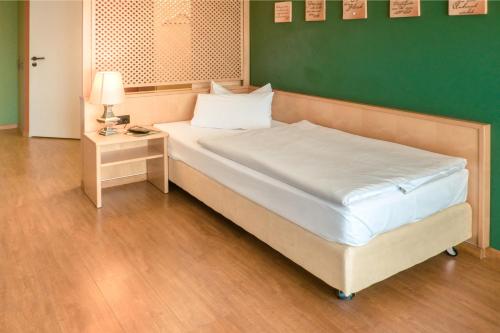 Una cama o camas en una habitación de Ambiente Langenhagen Hannover by Tulip Inn