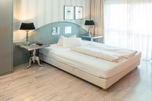 Una cama o camas en una habitación de Ambiente Langenhagen Hannover by Tulip Inn