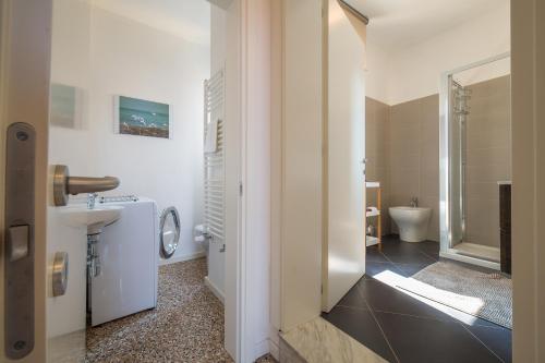 ヴェネツィアにあるVe.N.I.Ce Cera Casa Margheritaのバスルーム(トイレ、洗面台、バスタブ付)