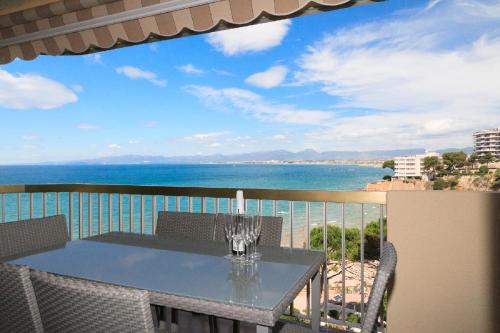 una mesa en un balcón con vistas al océano en UHC Sorolla Apartments, en Salou