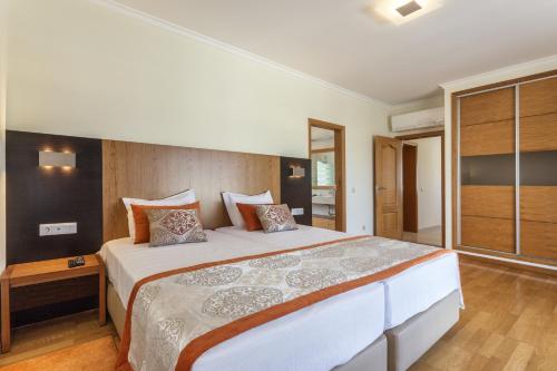 a bedroom with a large bed in a room at Villa Amarela in Alvor