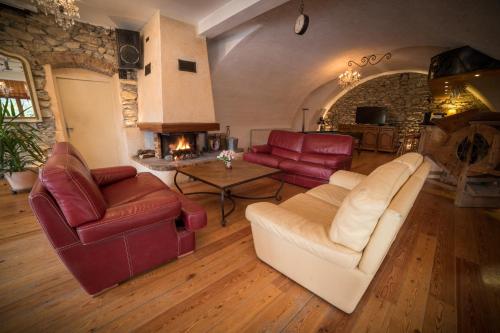 Ruang duduk di Chalet les moineaux Appartements