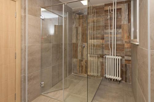 Un baño de Chess Apartments