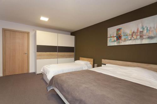 Un pat sau paturi într-o cameră la Chess Apartments