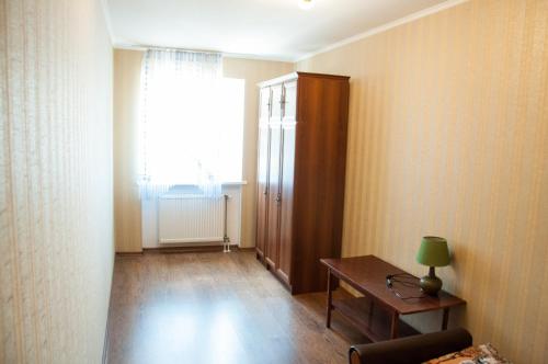 sala de estar con mesa y ventana en Apartments on Svobody 39, en Uzhhorod