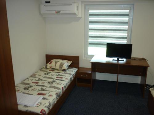 سرير أو أسرّة في غرفة في YALTA guesthouse