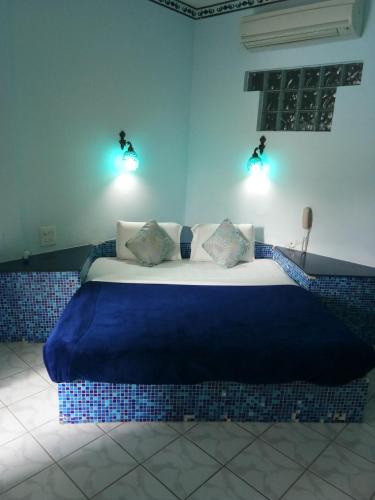 ein Schlafzimmer mit einem großen Bett mit Lichtern darauf in der Unterkunft Ray of Maya in Agra