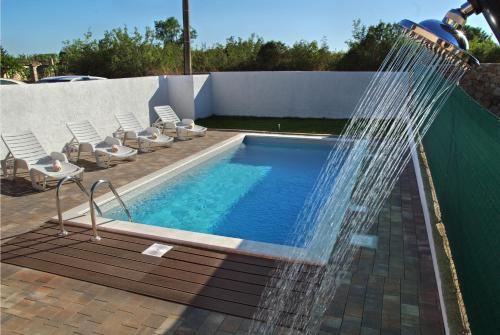 Bazén v ubytovaní Holiday Home Luka alebo v jeho blízkosti
