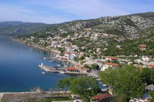 a town on the shore of a body of water at Natalija apartmani in Sveti Juraj
