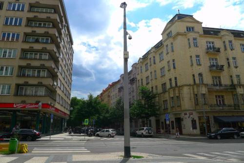 una calle de la ciudad con edificios y un semáforo en Cozy modest room for 2 or 3 persons, en Praga