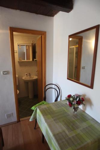 um quarto com uma mesa, um lavatório e um espelho em Accommodation Lily em Vrana