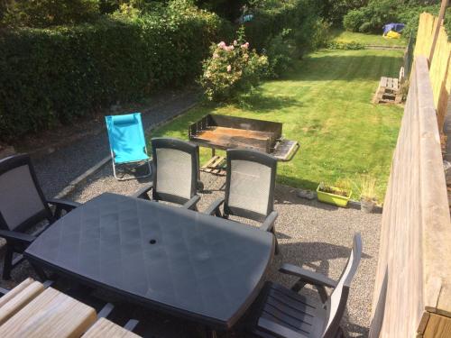 a black table and chairs and a table and a table and chairs at La Petite Villa in Spa