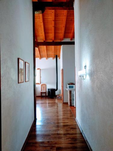 an empty room with a hallway with a hard wood floor at Agroturismo Ondarre in Segura