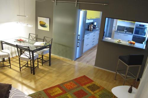 a kitchen and dining room with a table and chairs at Komfortwohnung City/Messe 25 Min in Cologne