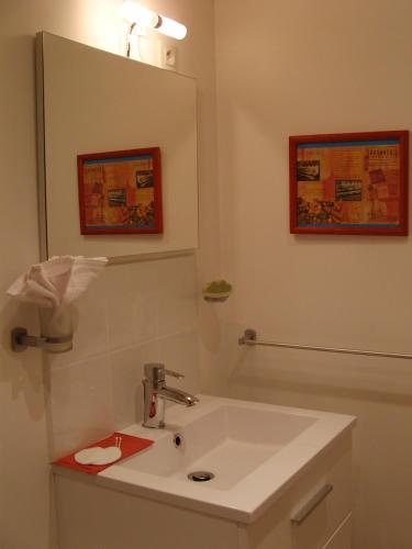 a bathroom with a white sink and a shower at Les Chambres de Jeannette in Marseille