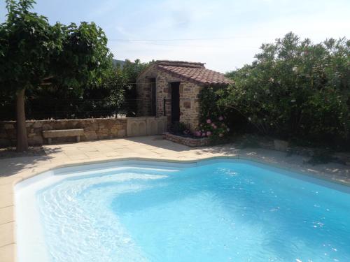 - une grande piscine dans une cour avec une maison dans l'établissement Villa des Oléandres, à Floure