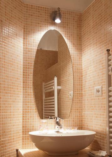 a bathroom with a sink and a mirror at Villa Orange in Pescantina