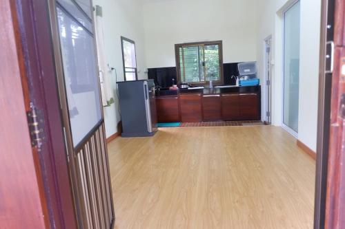 A kitchen or kitchenette at Wasuthan Garden House