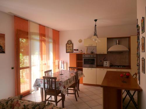 eine Küche und ein Esszimmer mit einem Tisch und Stühlen in der Unterkunft la casa di sandra in Pugnano