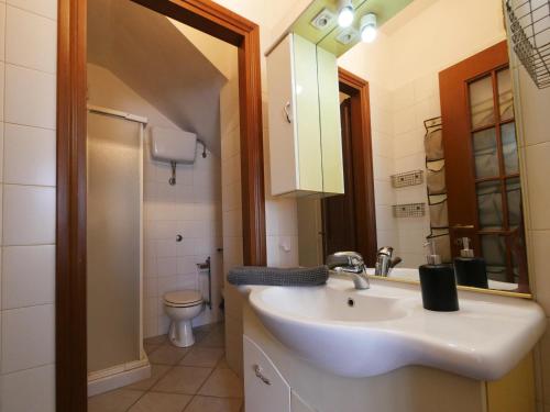 a bathroom with a sink and a toilet at la casa di sandra in Pugnano
