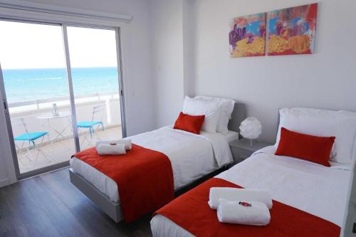 En eller flere senge i et værelse på Lazuli Sea View Beachfront Ap 43