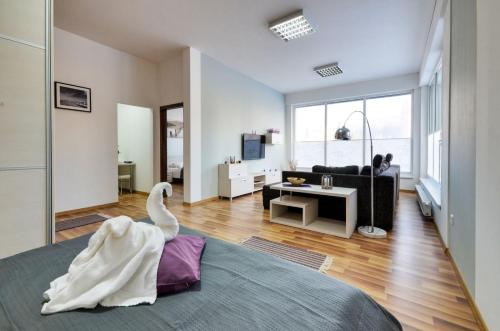 ein weißer Schwan auf einem Bett im Wohnzimmer in der Unterkunft Apartments MODOM in Liptovský Mikuláš