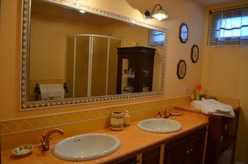 a bathroom with two sinks and a large mirror at Bed and Breakfast Bike in Bagnoregio