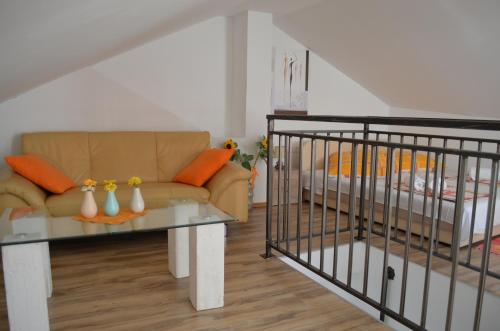 - un salon avec un canapé et un lit bébé dans l'établissement Villa Manuela, à Draga Bašćanska