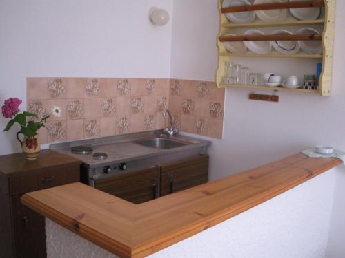 una cucina con lavello e fornello di Bellina Studios ad Agia Paraskevi
