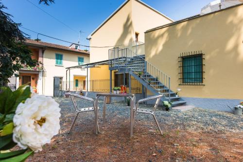 a table and two chairs in front of a building at Casa Donatella in Montecchio