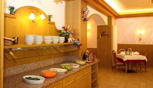 uma cozinha com um balcão com tigelas e pratos em Hotel K2 em Andalo