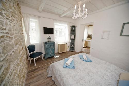 a bedroom with a bed with two towels on it at Vidéki Varázs Vendégház in Bogács