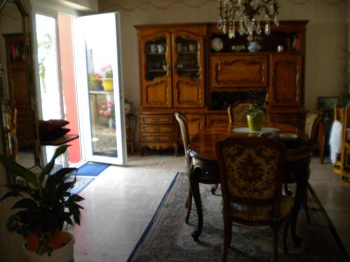 ポール・ルイにあるKerbelle Mariaのダイニングルーム(テーブル、椅子付)、ドア付きの部屋