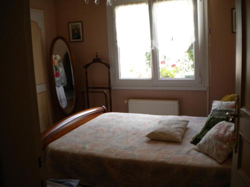 - une chambre avec un lit avec un miroir et 2 fenêtres dans l'établissement Kerbelle Maria, à Port-Louis