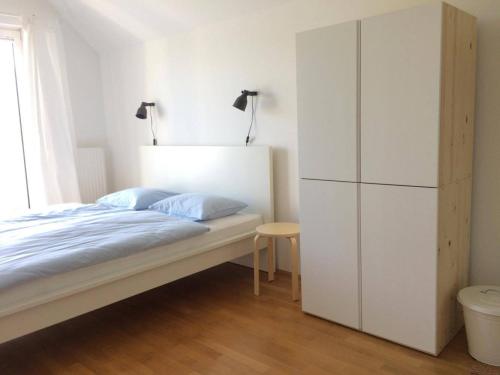 Guest House Vitaja في بليد: غرفة نوم مع سرير وخزانة بيضاء