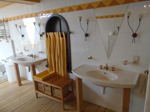 ein Bad mit 2 Waschbecken und einer Dusche in der Unterkunft Apartment Meylhof in Kontich