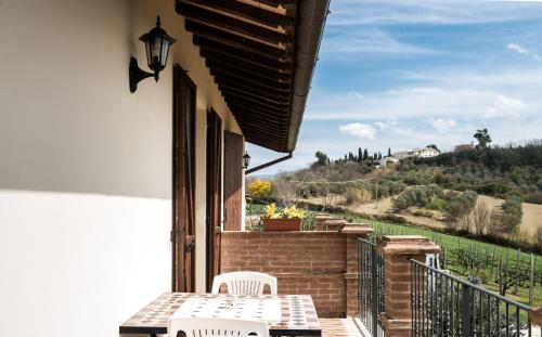 un patio con tavolo e sedie sul balcone. di Agriturismo AgrileisureTime a Spoleto