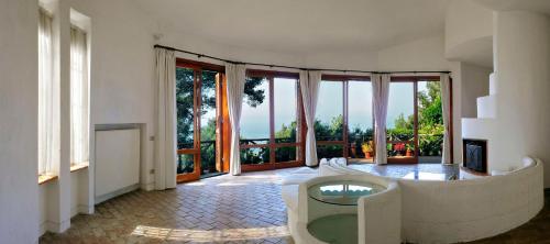 ein Wohnzimmer mit Meerblick in der Unterkunft B&B Al Cavalluccio Marino in Monte Marcello