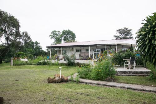 a house with a garden in front of it at Villa Margarita in Alajuela City