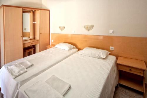 zwei Betten nebeneinander in einem Zimmer in der Unterkunft Maria Apartments in Sidari